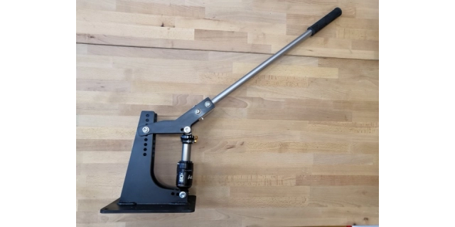 Mačkátor na zkoušení tlumičů