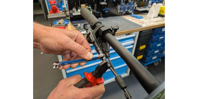 Kleště na držení hadice hydraulické brzdy